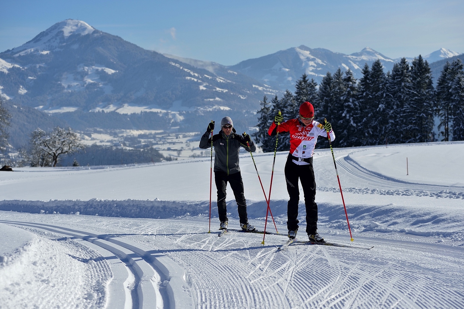 Cross country ski. Бег на лыжах. Термобелье для лыжников. Cross Country Skiing. Лыжные гонки красивое фото.