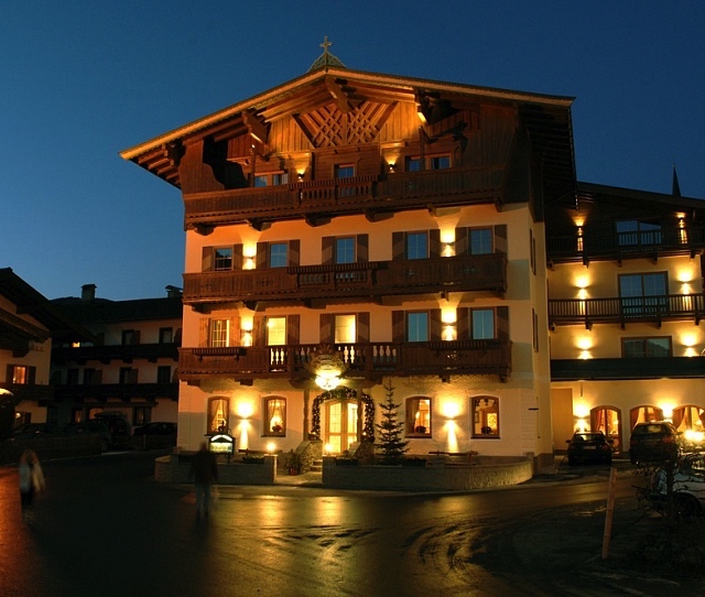 Bräuwirt-Aussen-Nacht-Sommer
