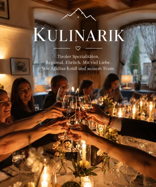 Tisch mit Gästen, Kerzenlicht und kulinarischen Spezialitäten.