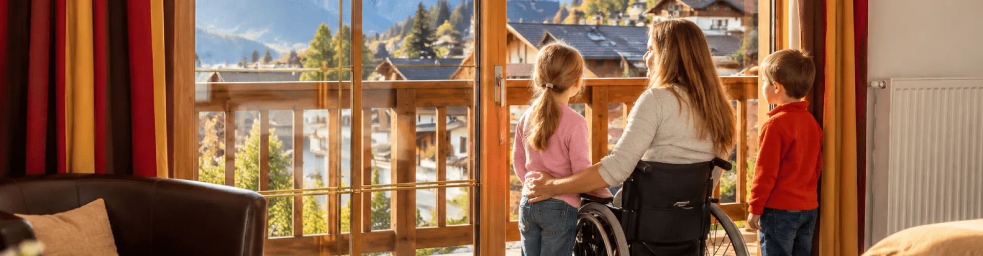 Familie betrachtet Aussicht durch Fenster in gemütlichem Raum.