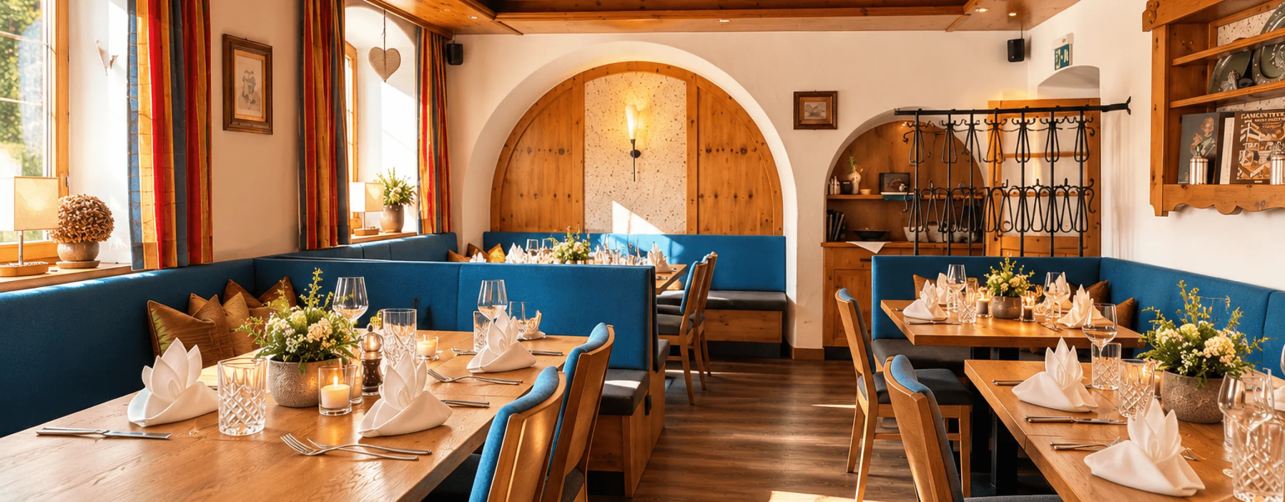 Innenraum eines gemütlichen Restaurants mit Holzdekor