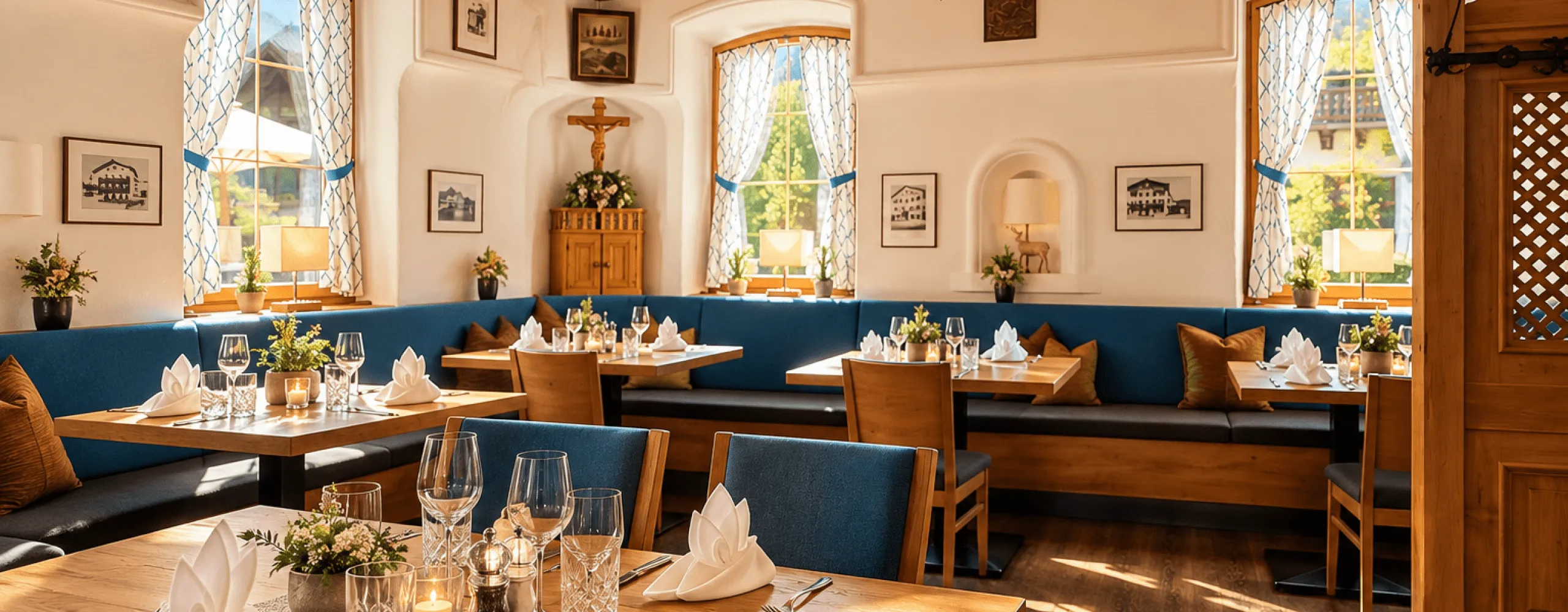 Moderne Restaurantansicht mit blauen Bänken und Tischen