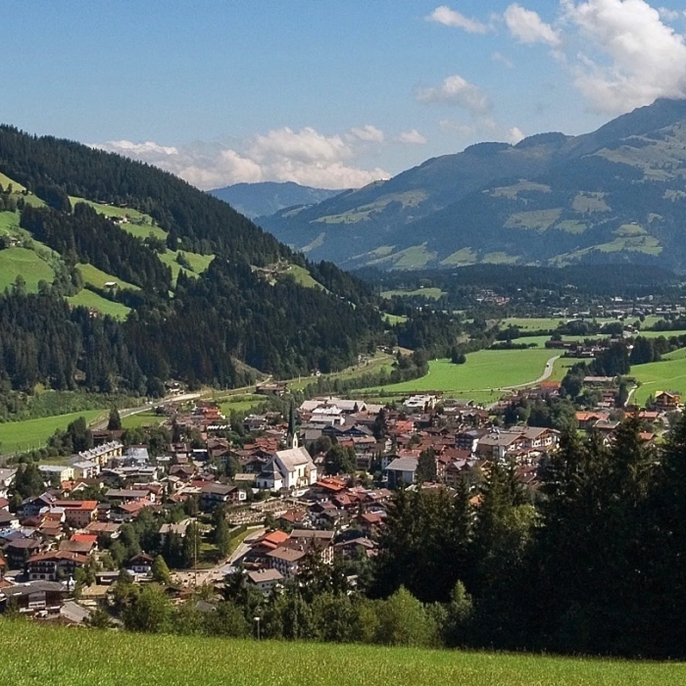 Sommeransicht von Kirchberg in Tirol mit Bergen und Dorf