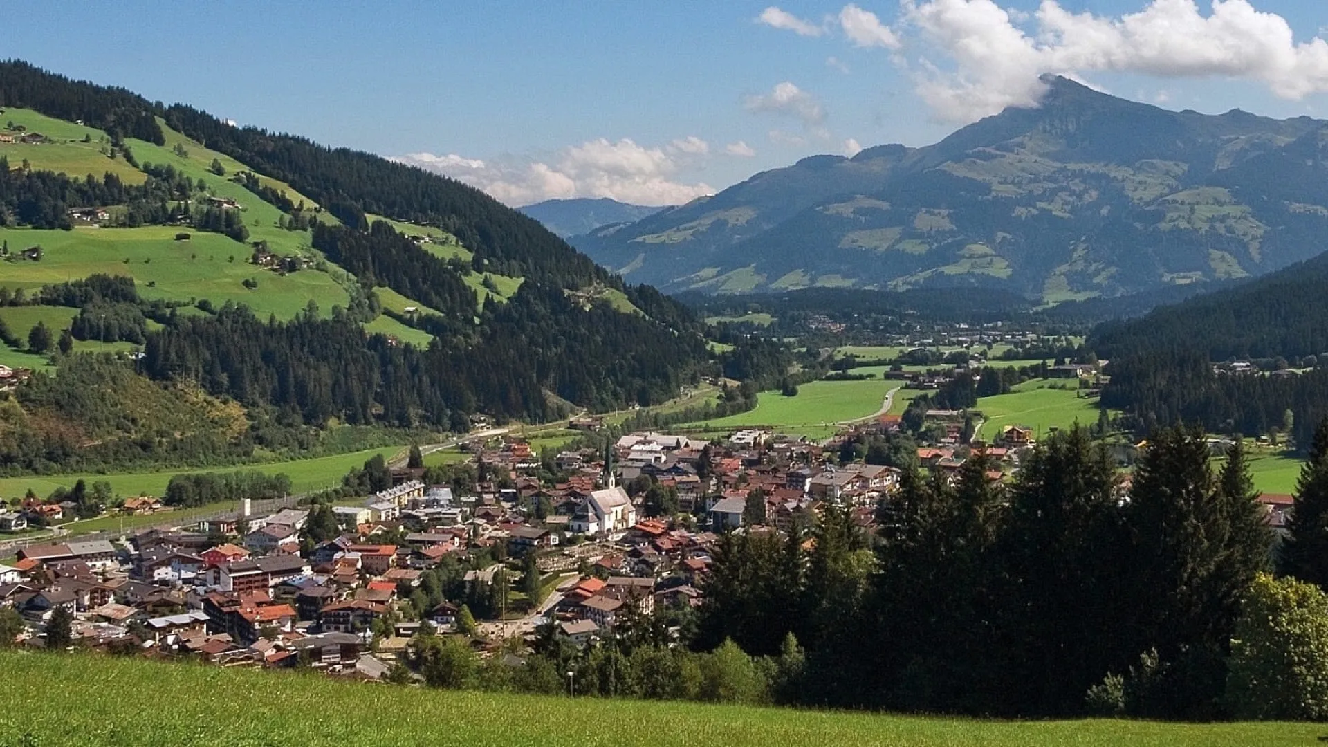 Panoramablick auf Kirchberg in Tirol im Sommer