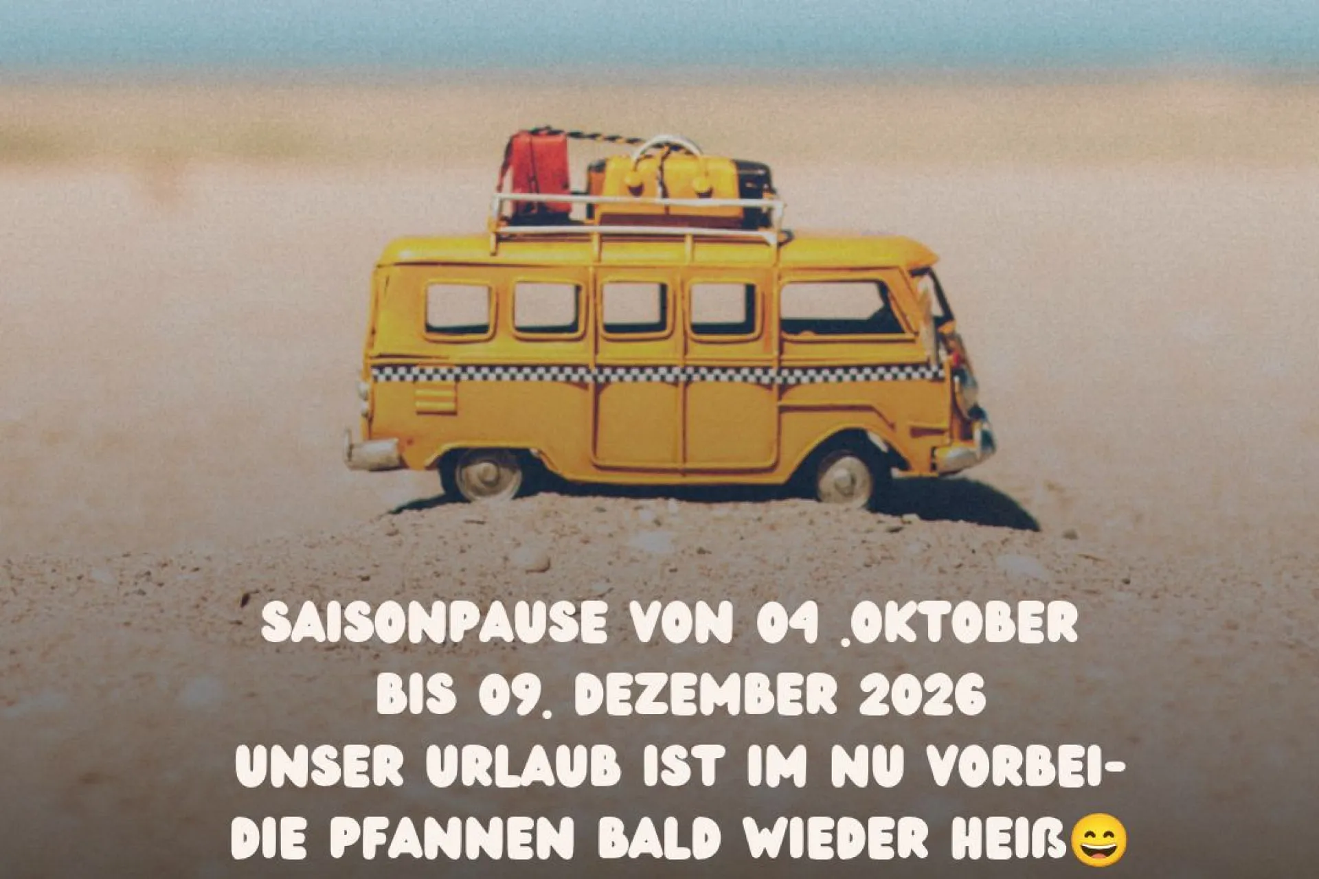 Gelbes Auto am Strand mit Urlaubsankündigung