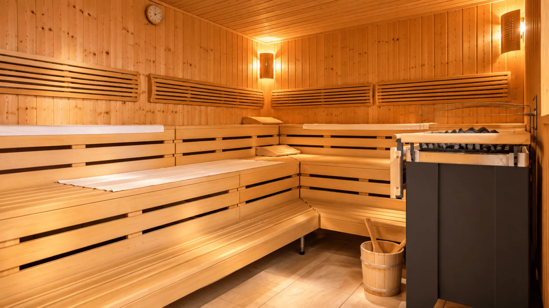 Helle Holzsauna mit Sitzbänken und Heizgerät
